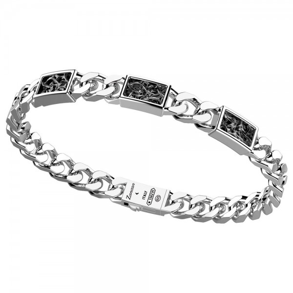 Bracciale in argento con riquadri decorati.