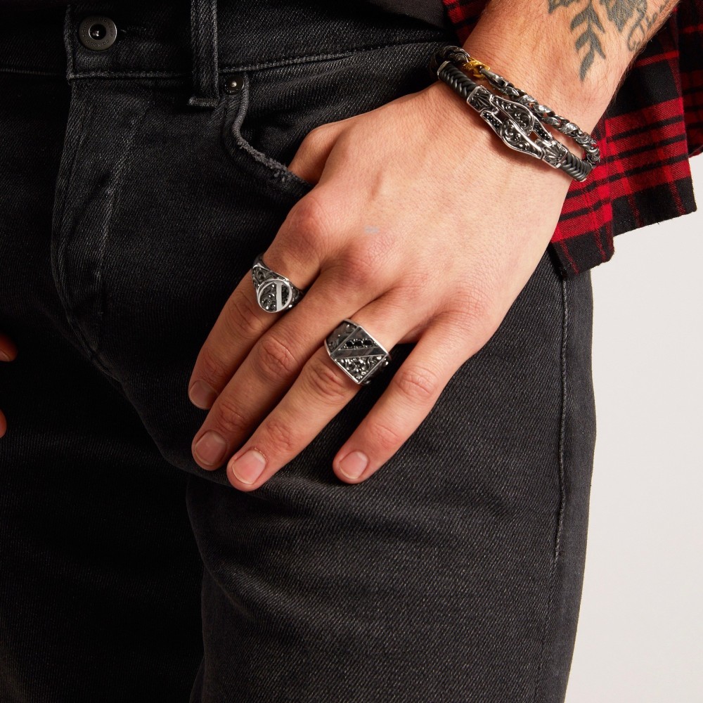 Anello Zancan in argento con pietre nere.