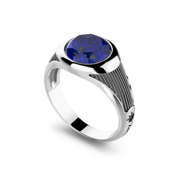 Anello in argento decorato, con Lapis rotondo.